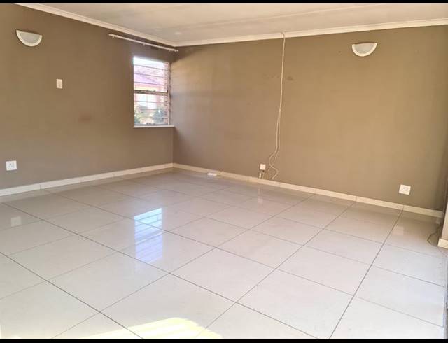 3 BEDROOM TOWNHOUSE FOR SALE IN VANDERBIJLPARK CE 3